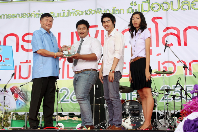 นิสิต คว้ารางวัล "ชนะเลิศ อันดับ 1" 4 รางวัล จากการประกวด 4ประเภท ในการประกวดสร้างสรรค์สิ่งประดิษฐ์จากวัสดุเหลือใช้ ปี 2554