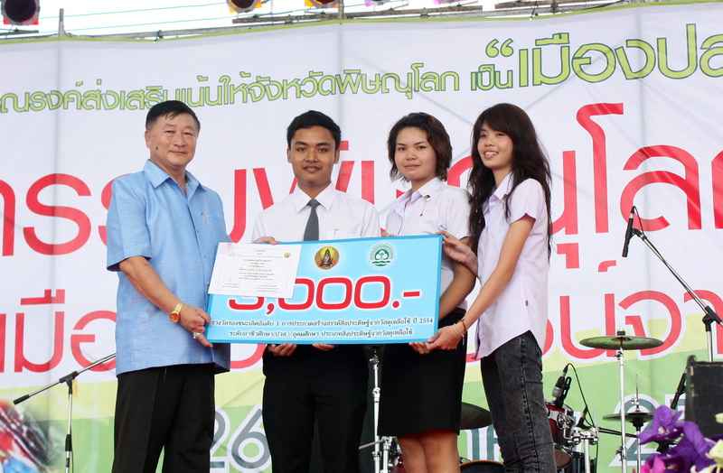 นิสิต คว้ารางวัล "ชนะเลิศ อันดับ 1" 4 รางวัล จากการประกวด 4ประเภท ในการประกวดสร้างสรรค์สิ่งประดิษฐ์จากวัสดุเหลือใช้ ปี 2554