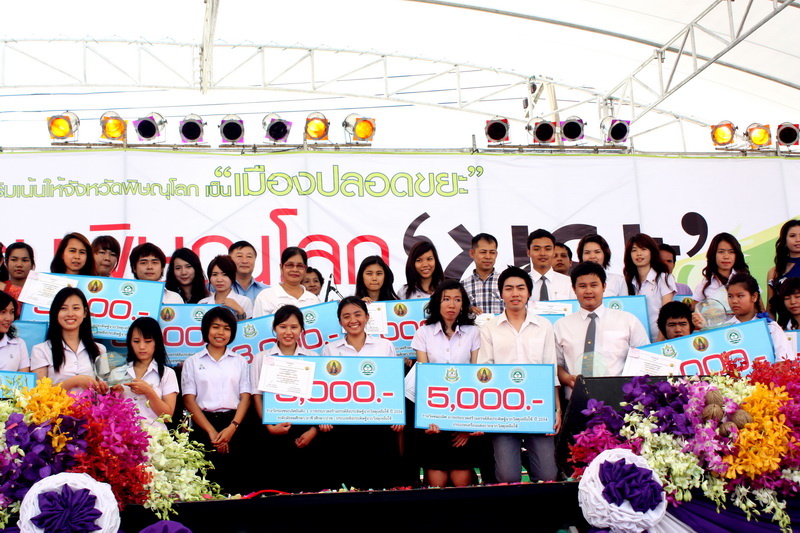 นิสิต คว้ารางวัล "ชนะเลิศ อันดับ 1" 4 รางวัล จากการประกวด 4ประเภท ในการประกวดสร้างสรรค์สิ่งประดิษฐ์จากวัสดุเหลือใช้ ปี 2554