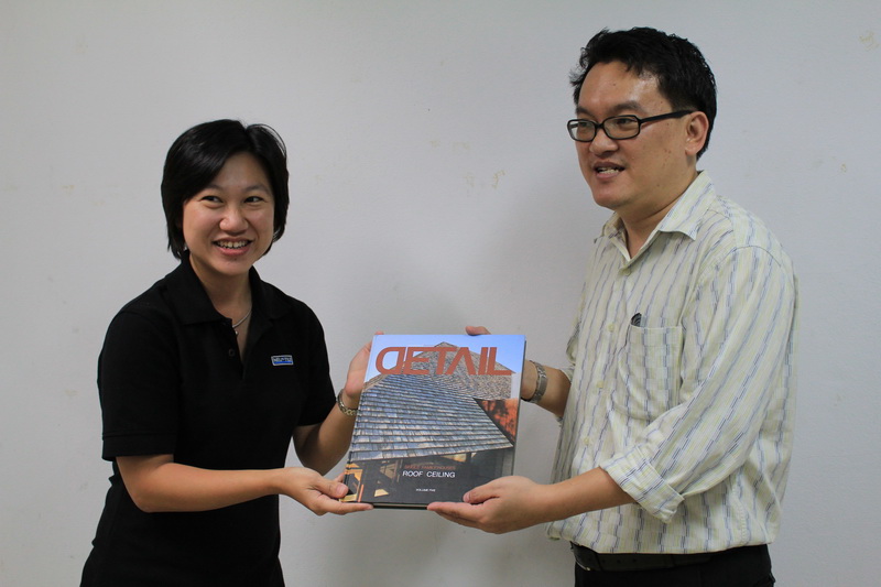 นิสิตได้รับทุนการศึกษา จากโครงการประกวด แบบบ้านสวยด้วยหลังคา ตราช้าง ซีแพคโมเนีย ประจำปี 2554