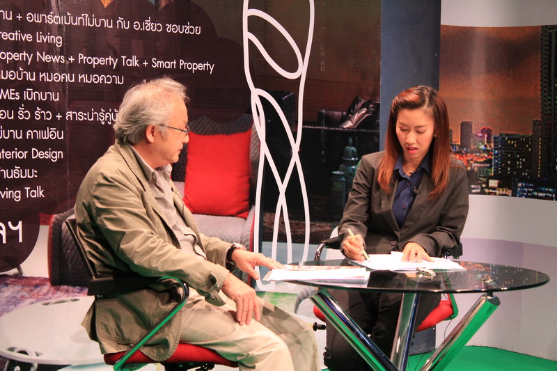 ร่วมออกรายการ "Living Talk"