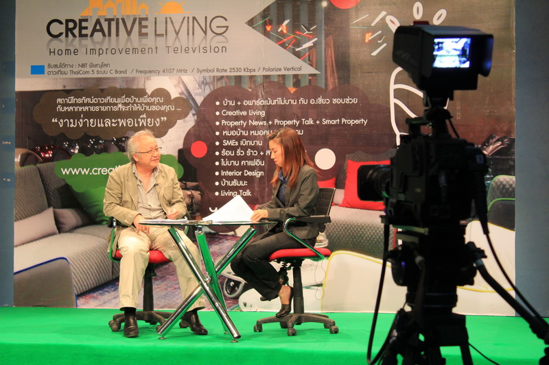 ร่วมออกรายการ "Living Talk"