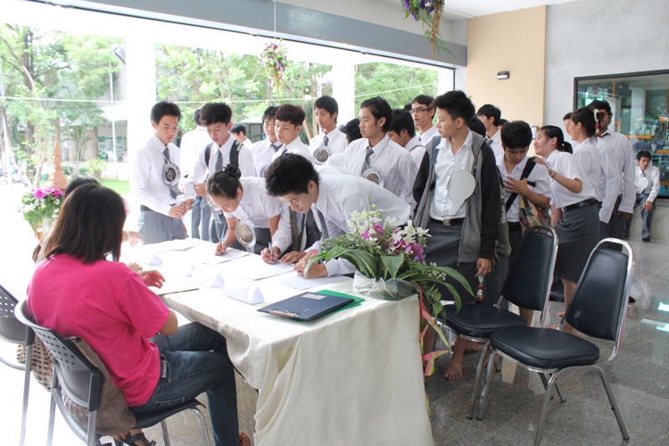 โครงการไหว้ครูและครอบครู ประจำปีการศึกษา 2555