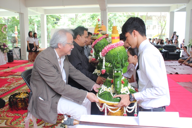 โครงการไหว้ครูและครอบครู ประจำปีการศึกษา 2555