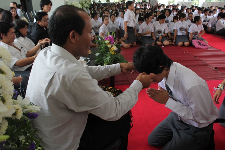 โครงการไหว้ครูและครอบครู ประจำปีการศึกษา 2555