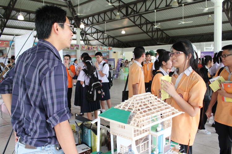 กิจกรรมแนะแนวการศึกษาต่อในระดับอุดมศึกษา  ณ โรงเรียนมัธยมสาธิตมหาวิทยาลัยนเรศวร 