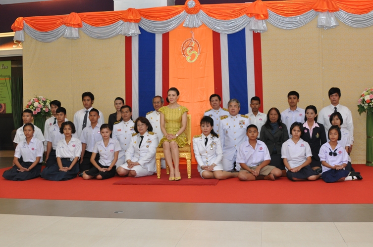 นิสิตคณะสถาปัตยกรรมศาสตร์ ม.นเรศวร คว้ารางวัลรองชนะเลิศอันดับ 2 โครงการประกวดสร้างสรรค์สิ่งประดิษฐ์จากวัสดุเหลือใช้ ระดับประเทศ ปี 2555