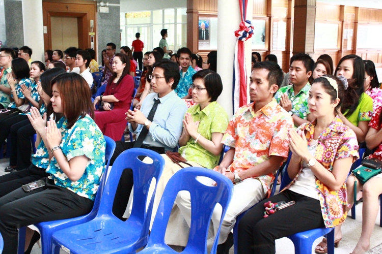งานประเพณีสงกรานต์และขอพรผู้บริหารรดน้ำดำหัวผู้สูงอาวุโส ประจำปี 2556