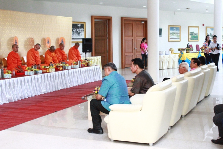 งานประเพณีสงกรานต์และขอพรผู้บริหารรดน้ำดำหัวผู้สูงอาวุโส ประจำปี 2556