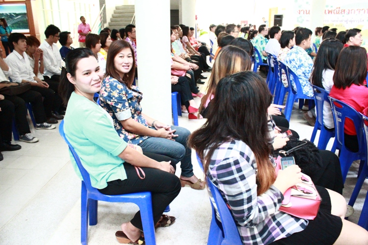 งานประเพณีสงกรานต์และขอพรผู้บริหารรดน้ำดำหัวผู้สูงอาวุโส ประจำปี 2556