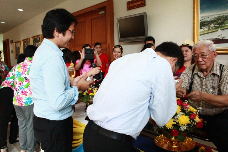 งานประเพณีสงกรานต์และขอพรผู้บริหารรดน้ำดำหัวผู้สูงอาวุโส ประจำปี 2556
