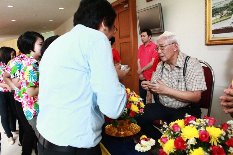 งานประเพณีสงกรานต์และขอพรผู้บริหารรดน้ำดำหัวผู้สูงอาวุโส ประจำปี 2556