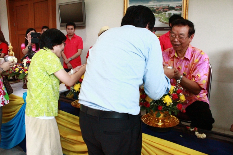 งานประเพณีสงกรานต์และขอพรผู้บริหารรดน้ำดำหัวผู้สูงอาวุโส ประจำปี 2556