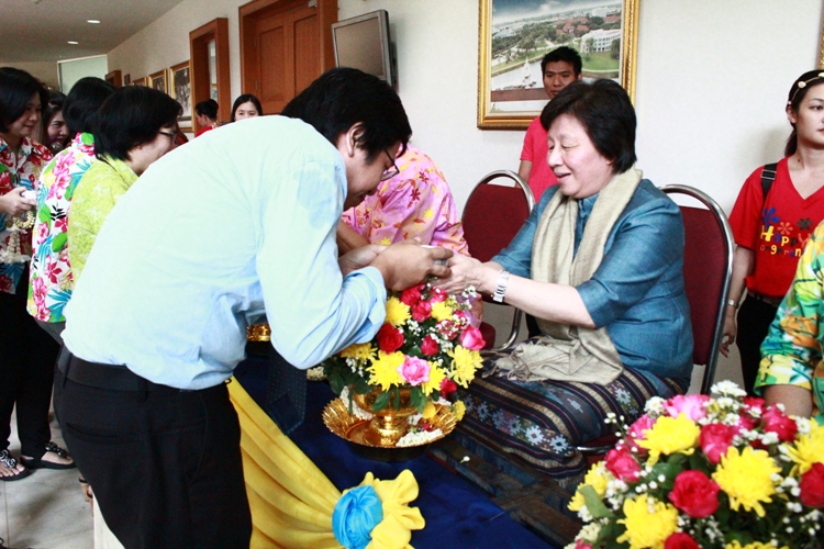 งานประเพณีสงกรานต์และขอพรผู้บริหารรดน้ำดำหัวผู้สูงอาวุโส ประจำปี 2556