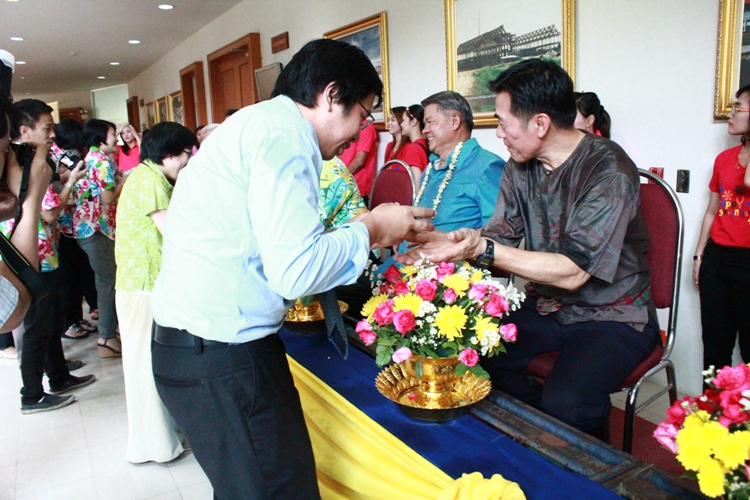 งานประเพณีสงกรานต์และขอพรผู้บริหารรดน้ำดำหัวผู้สูงอาวุโส ประจำปี 2556