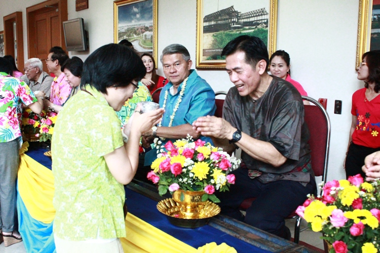 งานประเพณีสงกรานต์และขอพรผู้บริหารรดน้ำดำหัวผู้สูงอาวุโส ประจำปี 2556