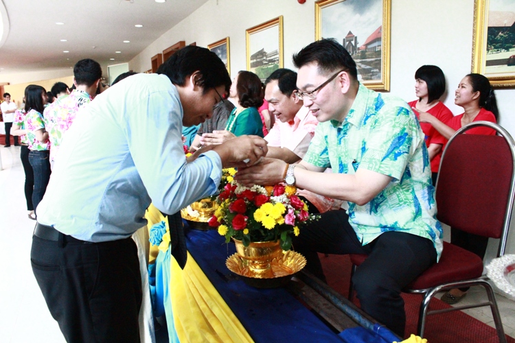 งานประเพณีสงกรานต์และขอพรผู้บริหารรดน้ำดำหัวผู้สูงอาวุโส ประจำปี 2556