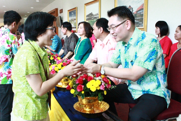 งานประเพณีสงกรานต์และขอพรผู้บริหารรดน้ำดำหัวผู้สูงอาวุโส ประจำปี 2556
