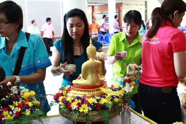 งานประเพณีสงกรานต์และขอพรผู้บริหารรดน้ำดำหัวผู้สูงอาวุโส ประจำปี 2556