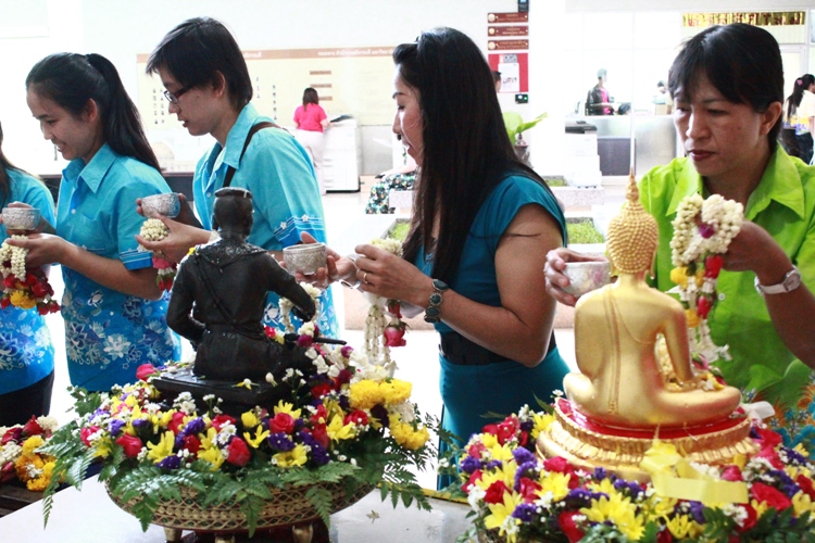 งานประเพณีสงกรานต์และขอพรผู้บริหารรดน้ำดำหัวผู้สูงอาวุโส ประจำปี 2556