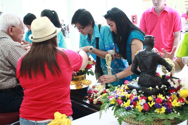 งานประเพณีสงกรานต์และขอพรผู้บริหารรดน้ำดำหัวผู้สูงอาวุโส ประจำปี 2556