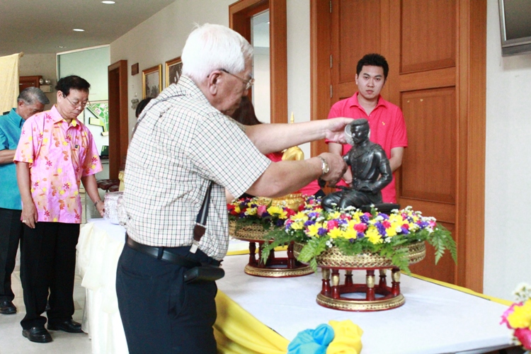 งานประเพณีสงกรานต์และขอพรผู้บริหารรดน้ำดำหัวผู้สูงอาวุโส ประจำปี 2556