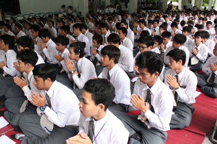 โครงการไหว้ครูและครอบครู ประจำปีการศึกษา 2556
