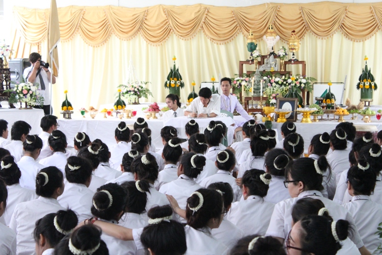โครงการไหว้ครูและครอบครู ประจำปีการศึกษา 2556