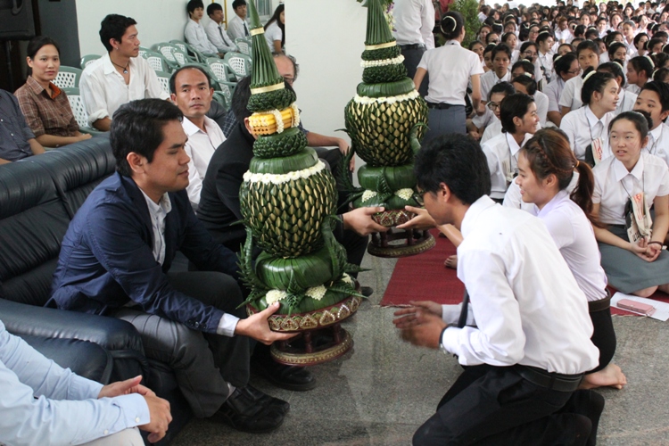โครงการไหว้ครูและครอบครู ประจำปีการศึกษา 2556