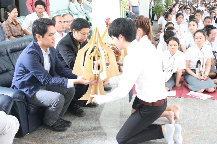 โครงการไหว้ครูและครอบครู ประจำปีการศึกษา 2556