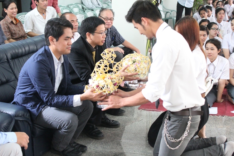 โครงการไหว้ครูและครอบครู ประจำปีการศึกษา 2556