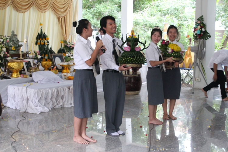 โครงการไหว้ครูและครอบครู ประจำปีการศึกษา 2556