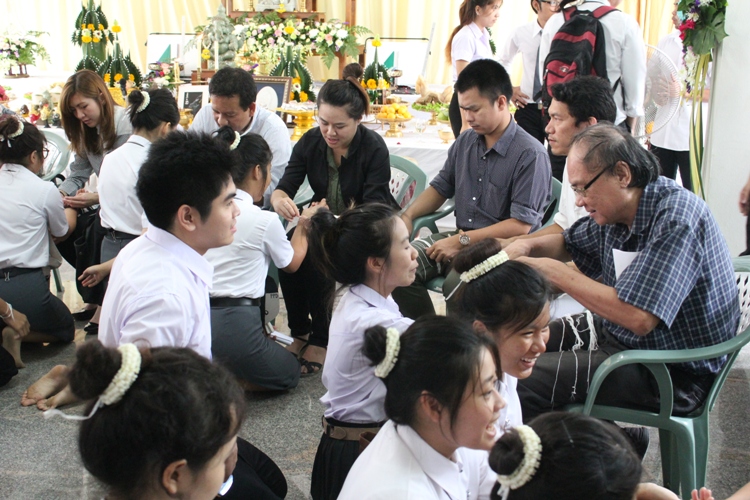 โครงการไหว้ครูและครอบครู ประจำปีการศึกษา 2556