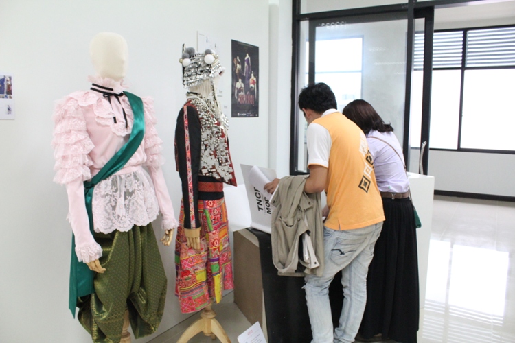 นิทรรศการแสดงผลงานของคณาจารย์ ใน THE CROSS PROJECT Lectures Exhibition