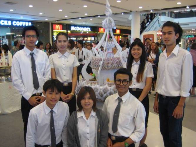 นิสิตคณะสถาปัตยกรรมศาสตร์ คว้ารางวัลชนะเลิศการประกวดประดิษฐ์กระทงรีไซเคิล ประเพณีลอยกระทง ประจำปี 2556