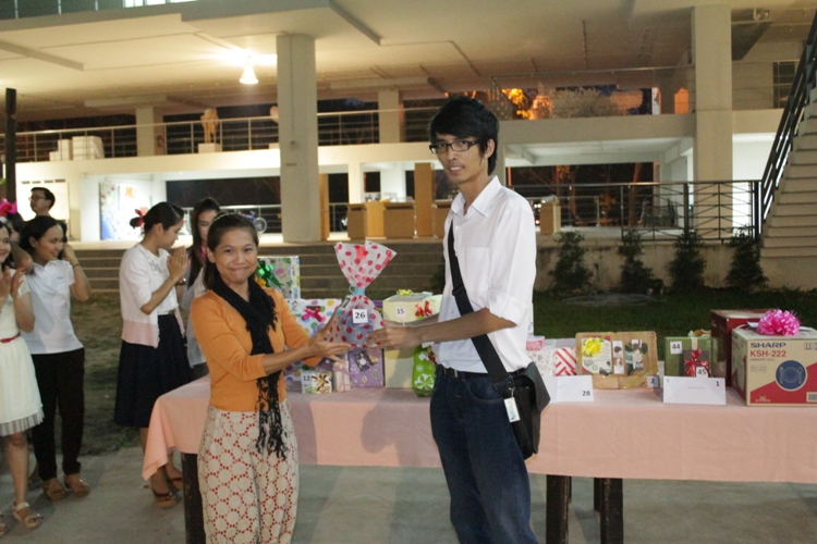 งานเลี้ยงสังสรรค์ "ต้อนรับปีใหม่" ประจำปี 2557 คณะสถาปัตยกรรมศาสตร์