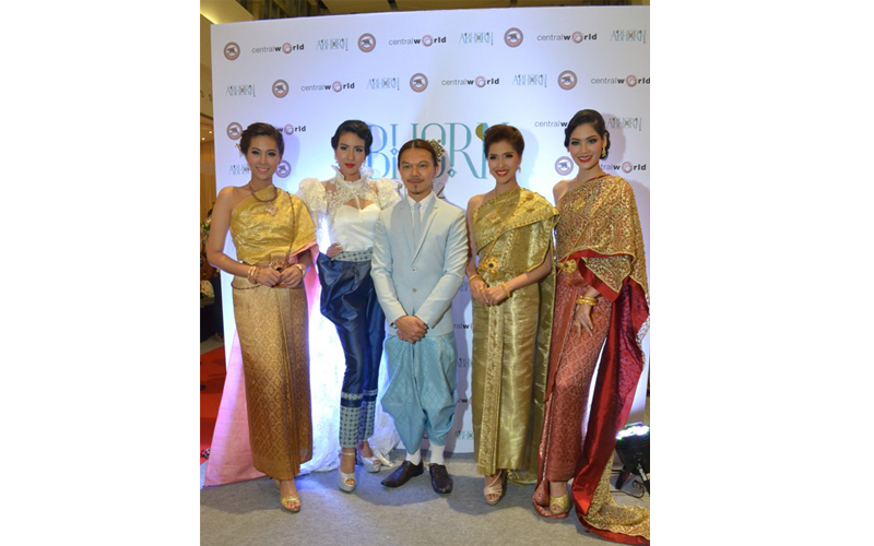 ครงการอาภรณ์ ๒ นิทรรศการ ชุดไทยด้วยรัก 