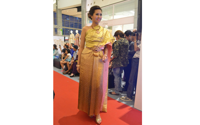 ครงการอาภรณ์ ๒ นิทรรศการ ชุดไทยด้วยรัก 