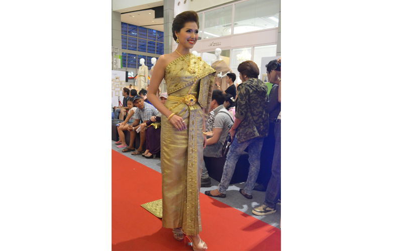 ครงการอาภรณ์ ๒ นิทรรศการ ชุดไทยด้วยรัก 