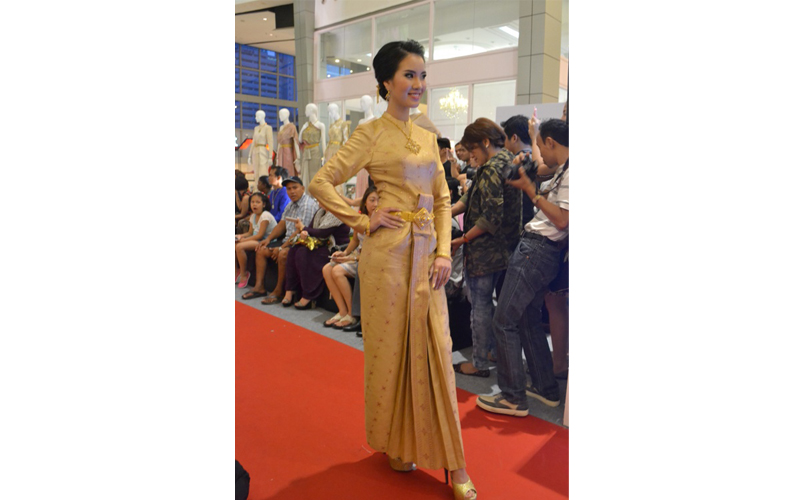 ครงการอาภรณ์ ๒ นิทรรศการ ชุดไทยด้วยรัก 