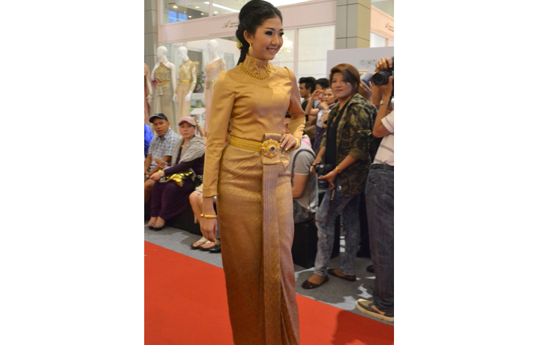 ครงการอาภรณ์ ๒ นิทรรศการ ชุดไทยด้วยรัก 