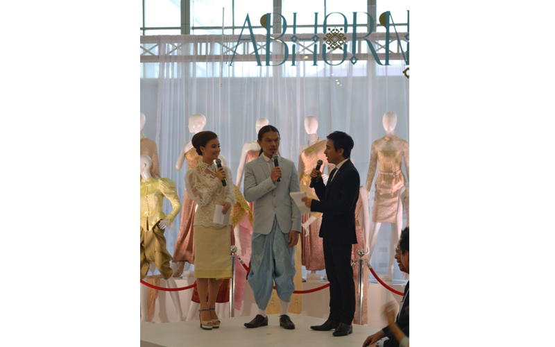ครงการอาภรณ์ ๒ นิทรรศการ ชุดไทยด้วยรัก 