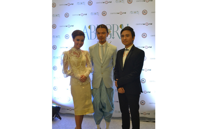 ครงการอาภรณ์ ๒ นิทรรศการ ชุดไทยด้วยรัก 