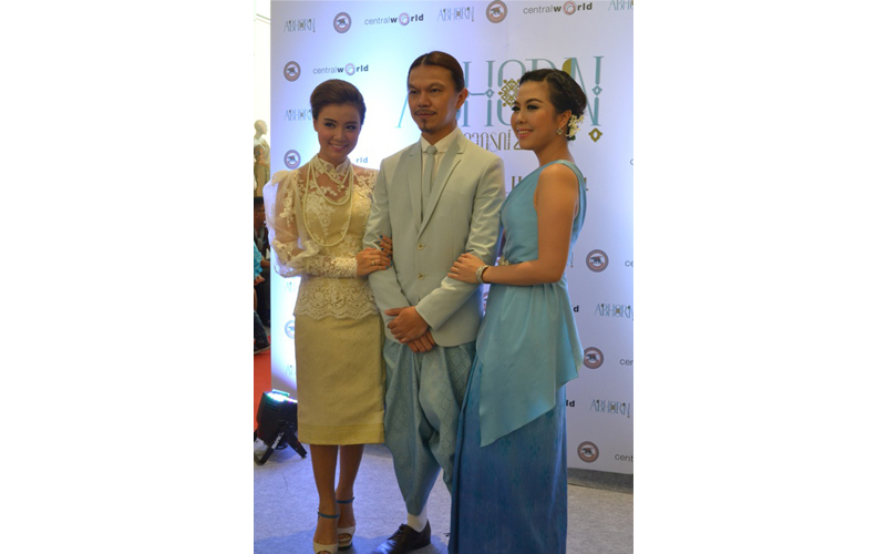 ครงการอาภรณ์ ๒ นิทรรศการ ชุดไทยด้วยรัก 