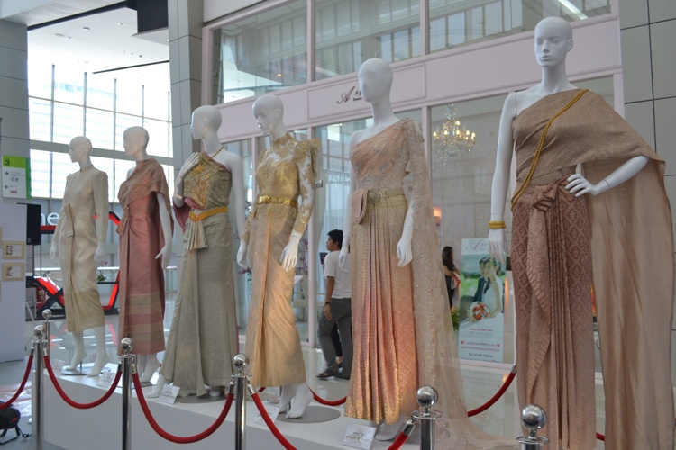 ครงการอาภรณ์ ๒ นิทรรศการ ชุดไทยด้วยรัก 