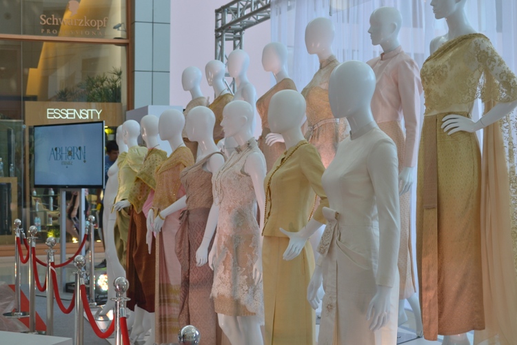 ครงการอาภรณ์ ๒ นิทรรศการ ชุดไทยด้วยรัก 