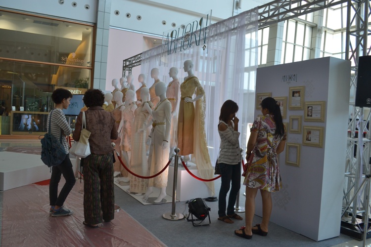 ครงการอาภรณ์ ๒ นิทรรศการ ชุดไทยด้วยรัก 