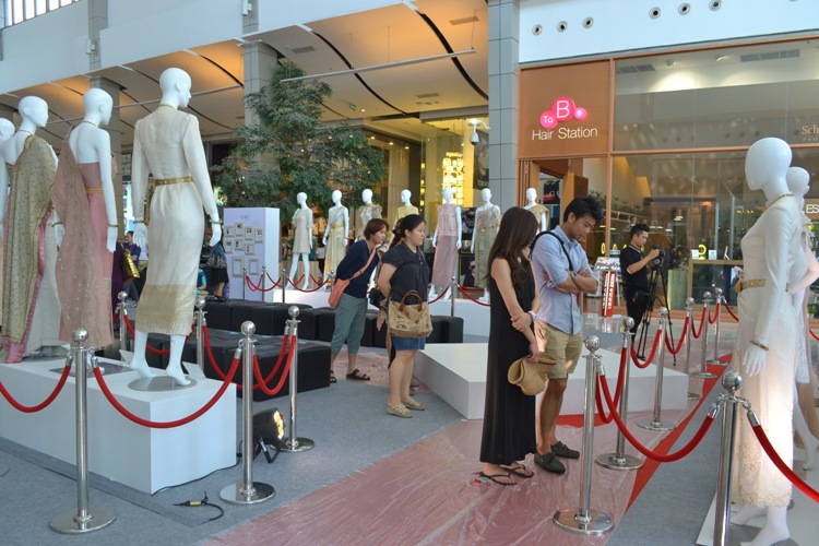 ครงการอาภรณ์ ๒ นิทรรศการ ชุดไทยด้วยรัก 