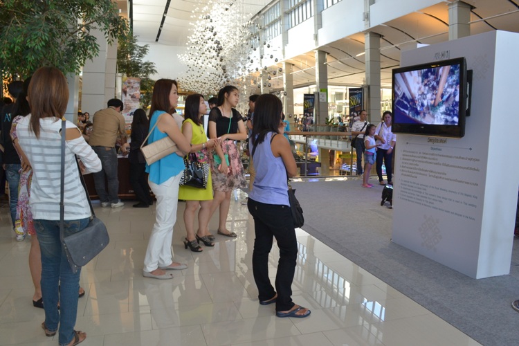 ครงการอาภรณ์ ๒ นิทรรศการ ชุดไทยด้วยรัก 
