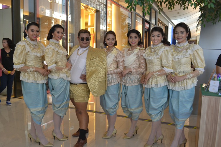 ครงการอาภรณ์ ๒ นิทรรศการ ชุดไทยด้วยรัก 